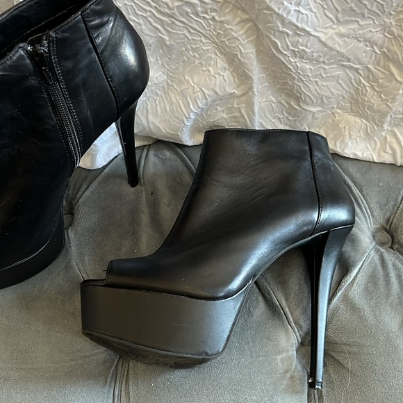 Gianni Bini woman’s ankle peep toe boot - Picture 2 of 6